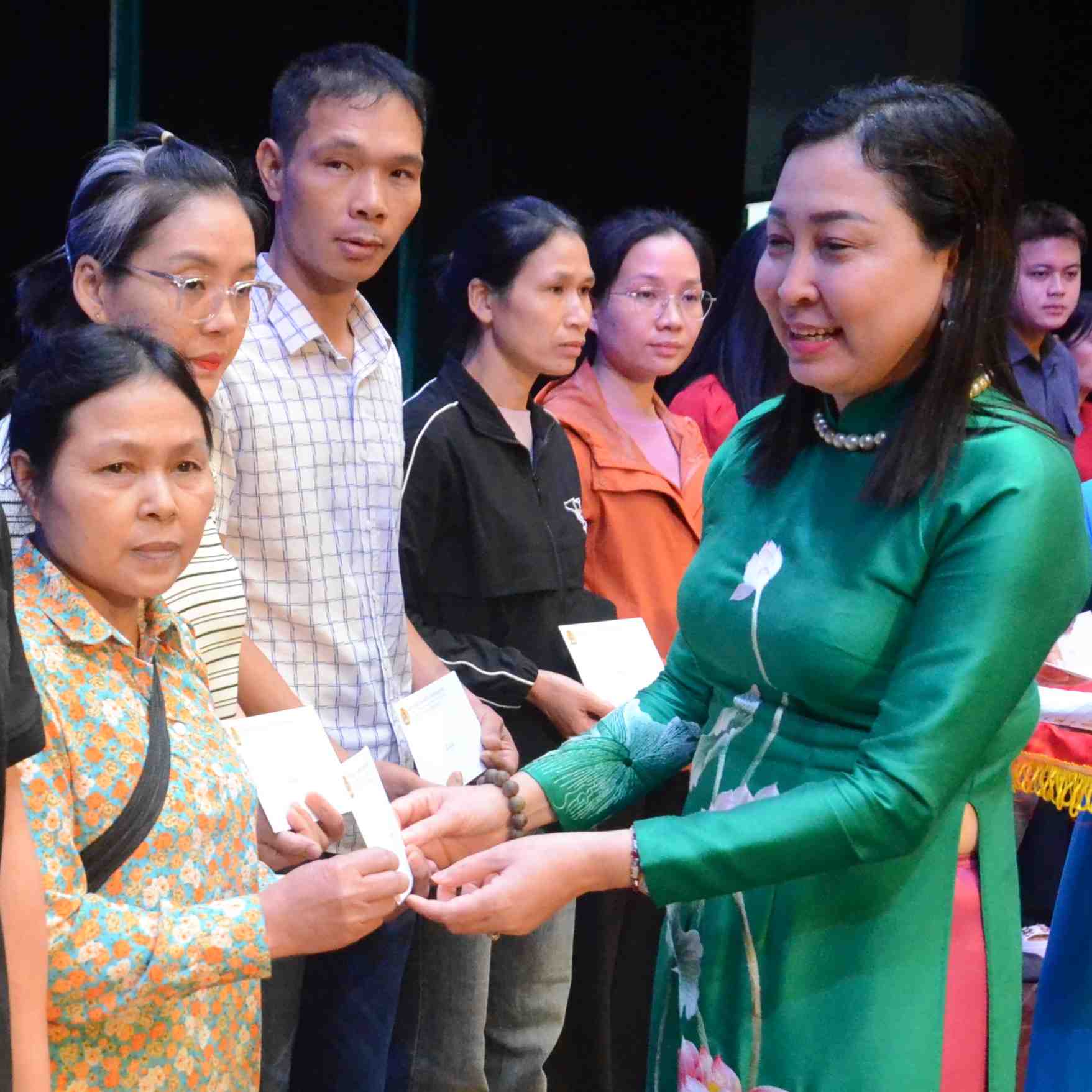 Bà Định Thị Lụa - Phó Bí thư Thường trực Tỉnh ủy, Chủ tịch Ủy ban MTTQ Việt Nam tỉnh Ninh Bình trao quà cho CNLĐ có hoàn cảnh khó khăn. Ảnh: Nguyễn Trường