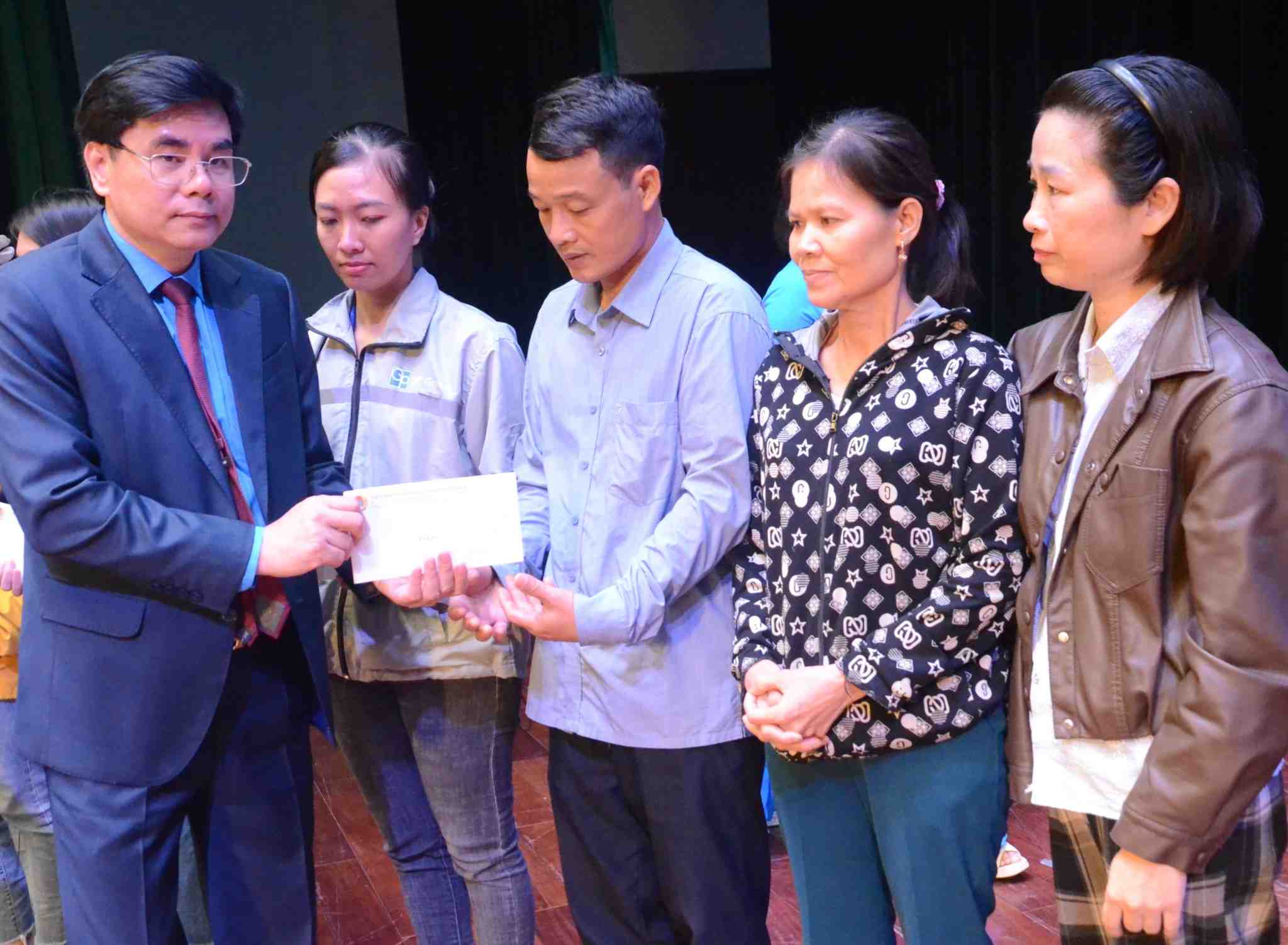 Ông Nguyễn Hải Long - Phó Chủ tịch Ủy ban MTTQ Việt Nam - Chủ tịch LĐLĐ tỉnh Ninh Bình trao quà cho đoàn viên, CNLĐ có hoàn cảnh khó khăn. Ảnh: Nguyễn Trường