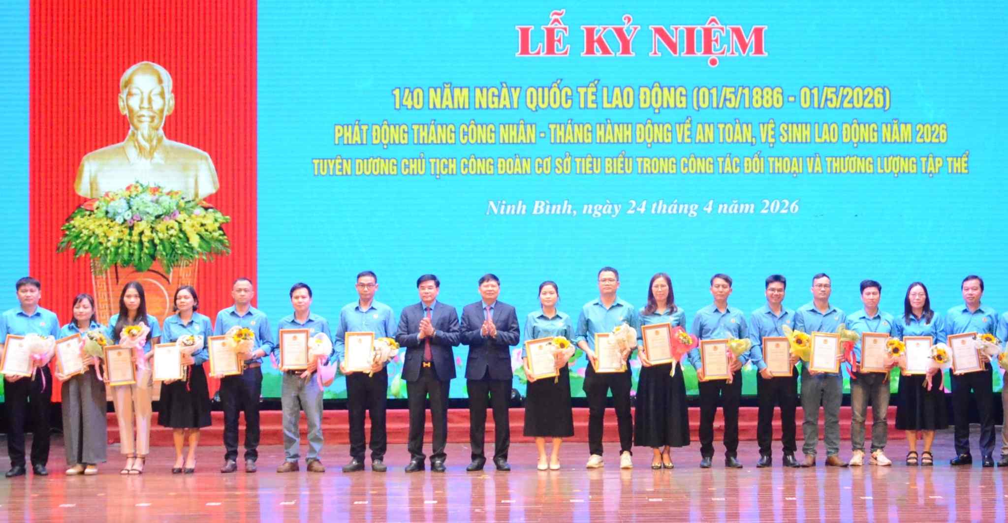 140 typical grassroots trade union presidents in dialogue and collective negotiation work were commended. Photo: Nguyen Truong