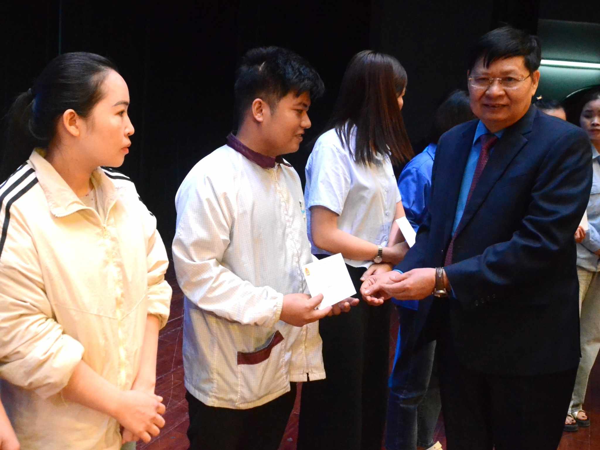 Phó Chủ tịch Tổng LĐLĐ Việt Nam Phan Văn Anh trao quà hỗ trợ cho CNLĐ có hoàn cảnh khó khăn. Ảnh: Nguyễn Trường