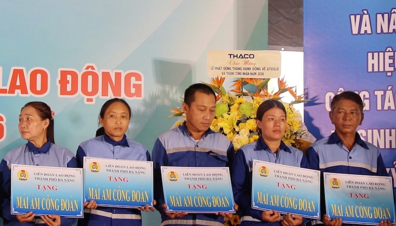 Da Nang donates funds to repair houses for workers at the launching ceremony. Photo: Nguyen Linh