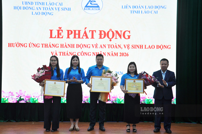 Khen thưởng các tập thể, cá nhân tiêu biểu. Ảnh: Đinh Đại