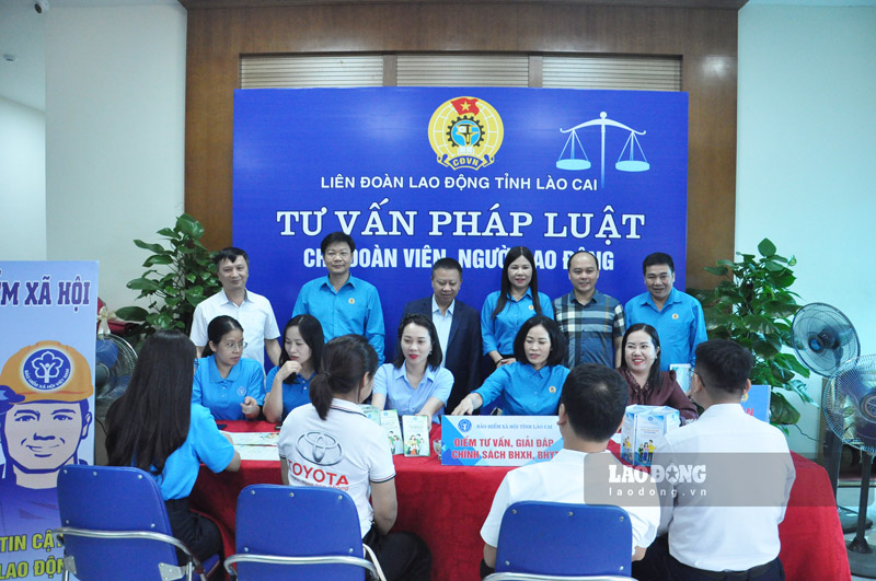 Tư vấn pháp luật cho đoàn viên, người lao động. Ảnh: Đinh Đại