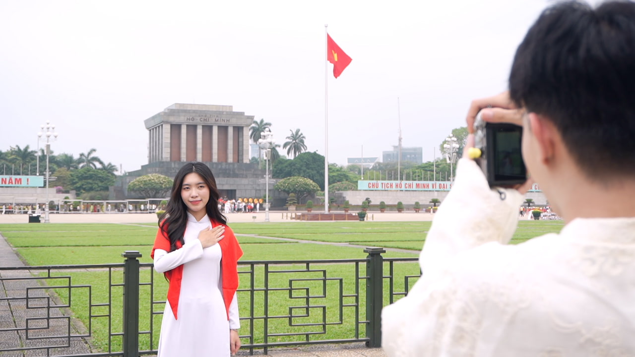 People wearing ao dai take souvenir photos at President Ho Chi Minh's Mausoleum in the days leading up to the 30th. 4. Photo: Trang Anh
