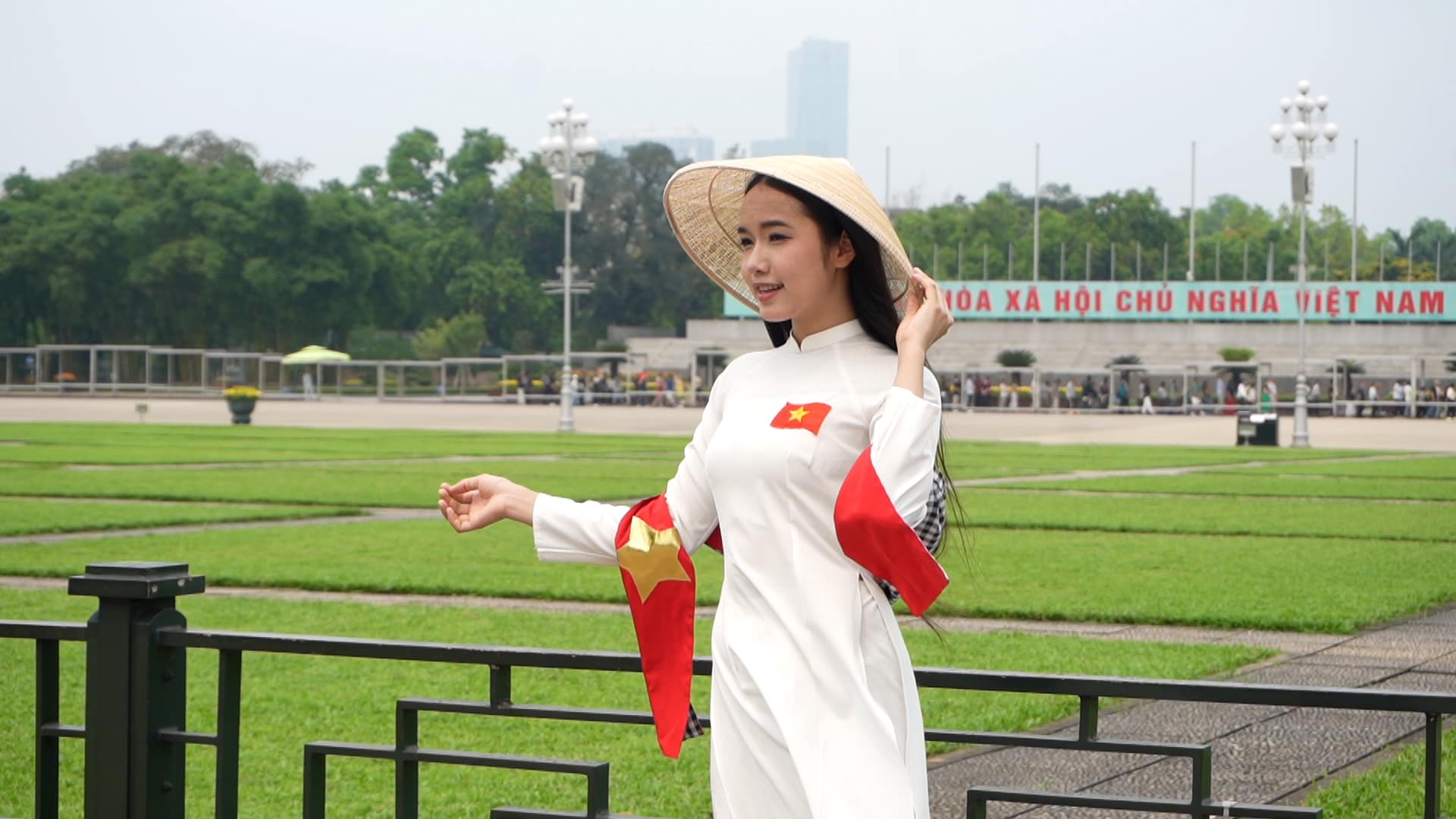 Giới trẻ lựa chọn áo dài trắng, phụ kiện sắc đỏ để check-in dịp 30.4. Ảnh: Trang Anh