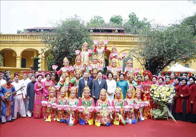 Tổng Bí thư, Chủ tịch nước Tô Lâm và Phu nhân Ngô Phương Ly cùng Tổng thống Hàn Quốc Lee Jae Myung và Phu nhân Kim Hye Kyung chụp ảnh chung với các nghệ sĩ biểu diễn nghệ thuật chào mừng. Ảnh: TTXVN