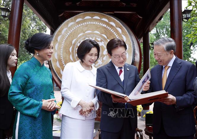 General Secretary and President To Lam and his wife Ngo Phuong Ly respectfully presented to South Korean President Lee Jae Myung and his wife Kim Hye Kyung a photo album about the visit of the President and his wife to Vietnam. Photo: VNA