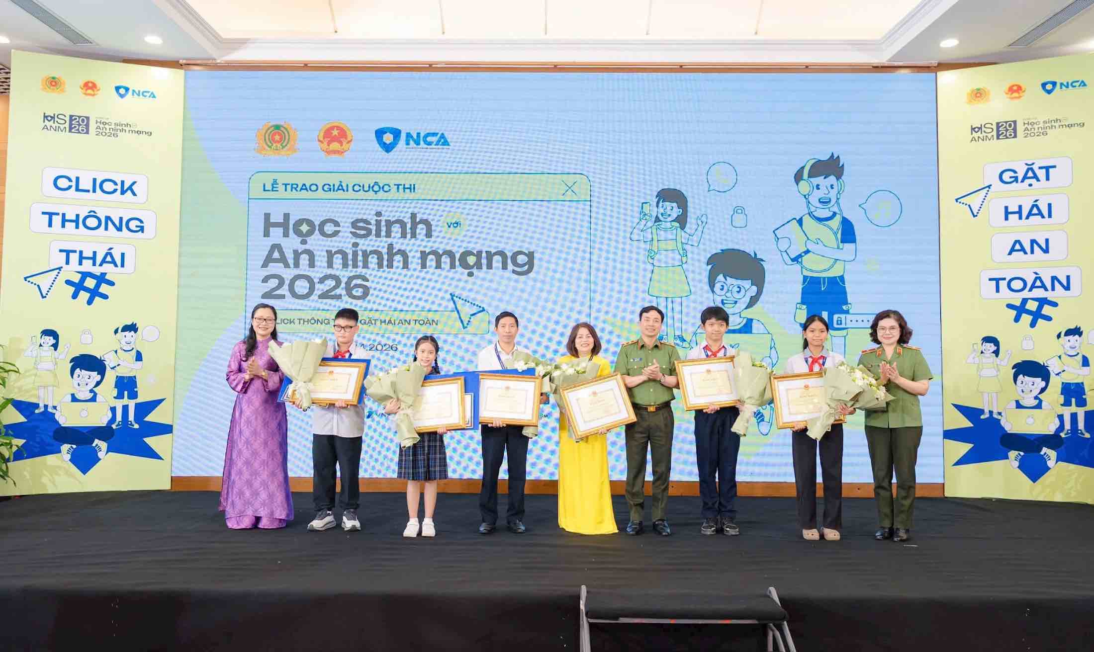 Delegates award prizes to students who won first prizes in the "Students with Network Security 2026" contest. Photo: NCA