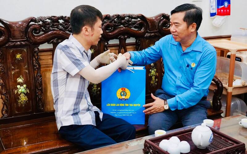Ông Đoàn Mạnh Thắng - Phó Chủ tịch LĐLĐ tỉnh Thái Nguyên thăm hỏi, động viên gia đình có hoàn cảnh khó khăn. Ảnh: Công đoàn Thái Nguyên