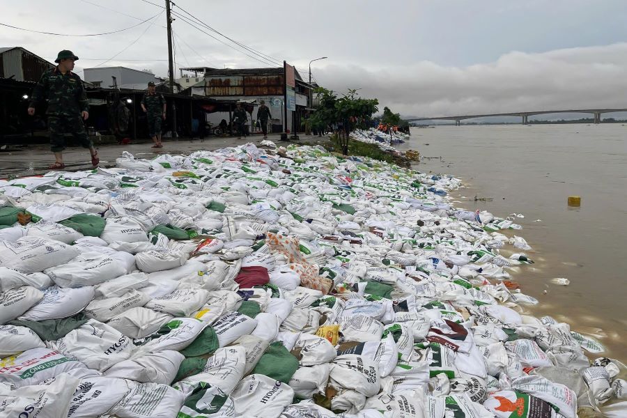 Lực lượng xung kích xuyên đêm cứu kè biển An Lương, xã Duy Nghĩa, Đà Nẵng, bảo vệ khu dân cuối sông Thu Bồn tháng 10.2025. Ảnh: Trường An