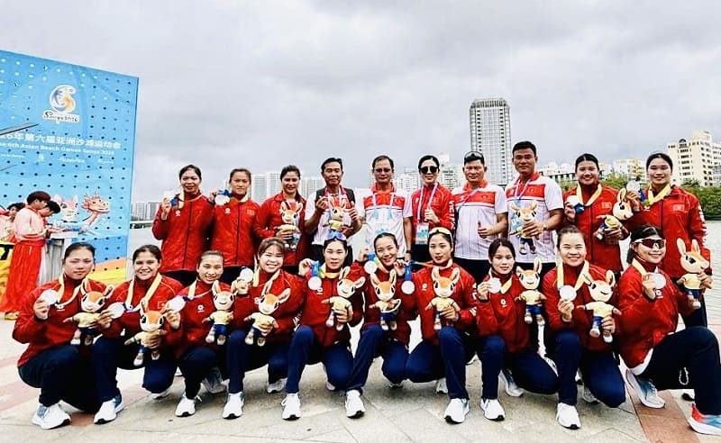 The women's traditional boat team of the Vietnamese Sports Delegation won a silver medal. Photo: Hanh Hanh
