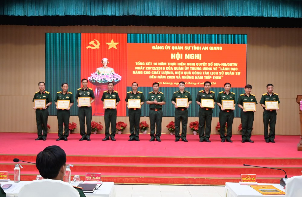 Đại tá Nguyễn Văn Hiền, Phó Chỉ huy trưởng kiêm Tham mưu trưởng Bộ CHQS tỉnh trao thưởng cho các tập thể và cá nhân có thành tích tốt trong tổng kết 10 năm thực hiện Nghị quyết số 984. Ảnh: Lê Vy