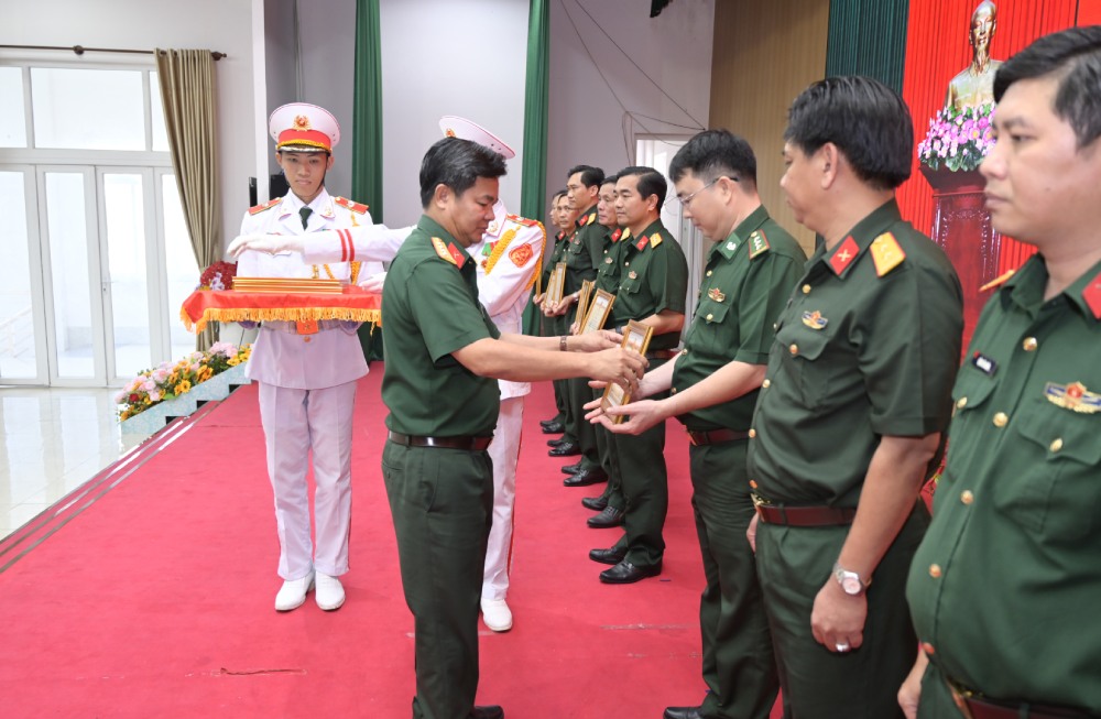 응우옌반히엔 대령, 안장성 군사령부 부사령관 겸 참모장이 결의안 984호 시행 10년 결산에서 좋은 성과를 거둔 단체 및 개인에게 포상을 수여하고 있습니다. 사진: 레비