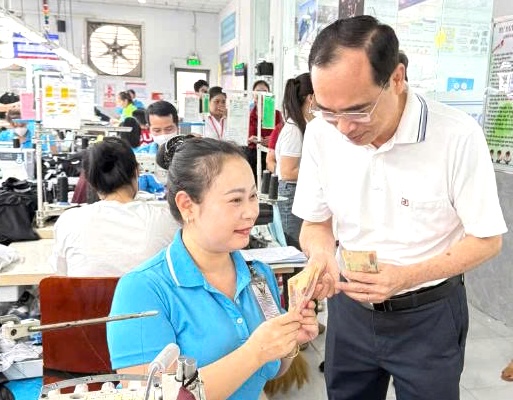 Ban lãnh đạo Công ty Cổ phần Đồng Tiến chi tiền thưởng lễ cho người lao động. Ảnh: HAC