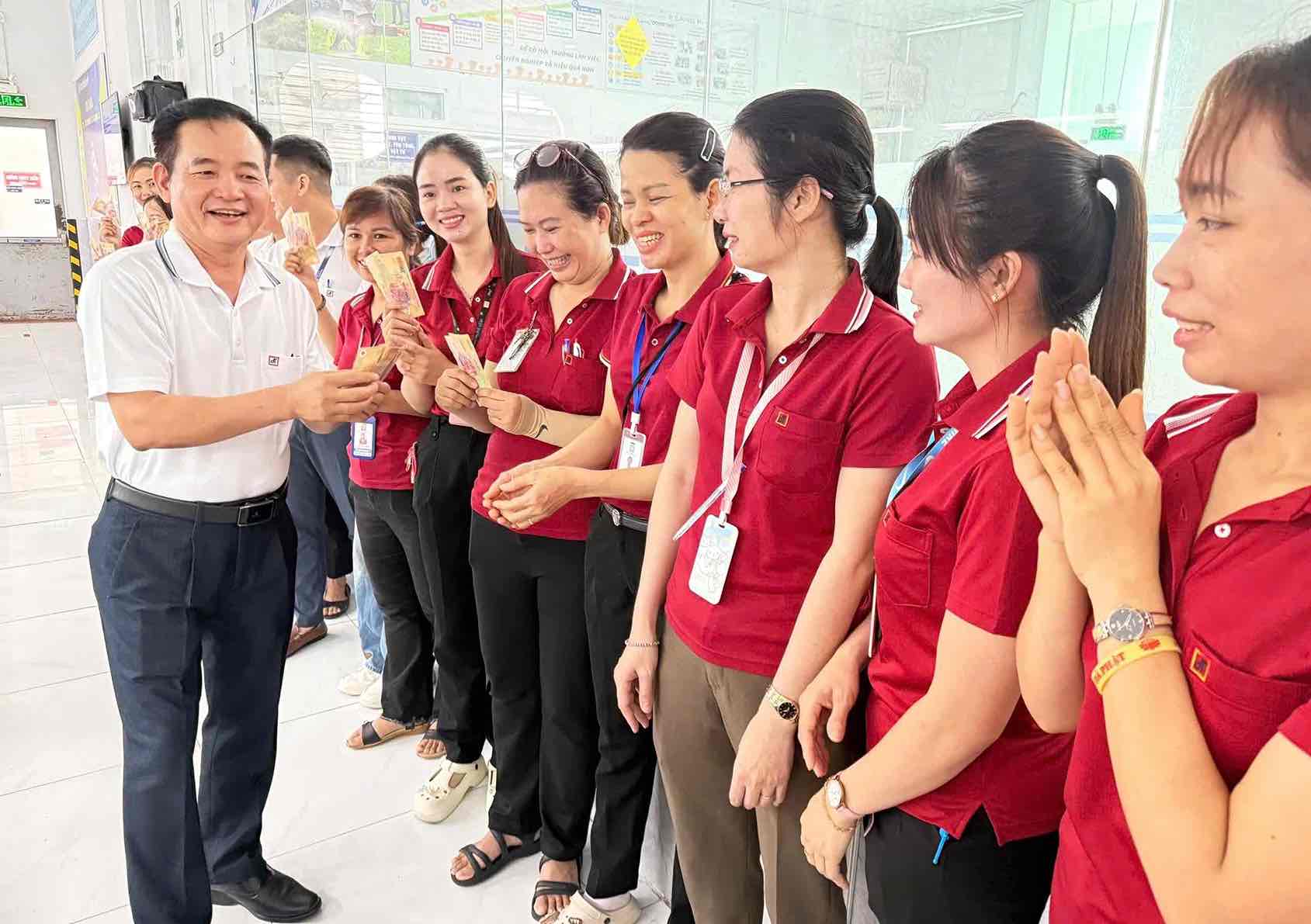 Niềm vui của người lao động được Ban lãnh đạo Công ty Cổ phần Đồng Tiến trao tiền thưởng lễ dịp lễ Giổ Tổ Hùng Vương, lễ 30.4 và Ngày quốc tế lao động. Ảnh: HAC