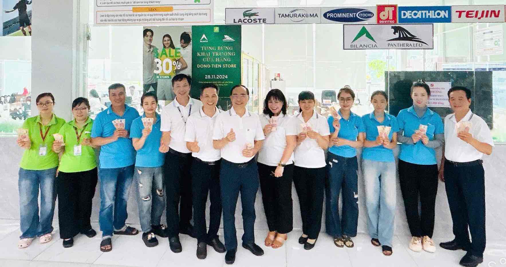 Dong Tien Joint Stock Company spends 1.5 billion VND on bonuses for employees. Photo: HAC