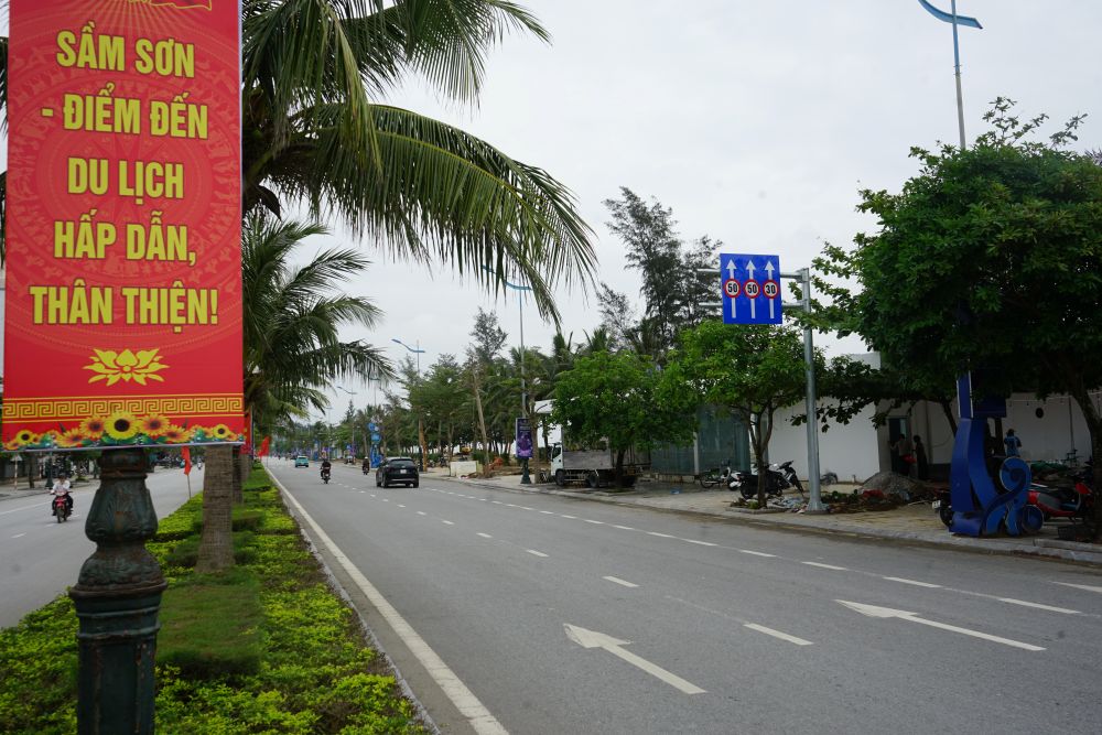 Đại diện UBND phường Sầm Sơn cho biết, năm 2026, địa phương phấn đấu sẽ đón khoảng 9 triệu lượt du khách. Ảnh: Quách Du