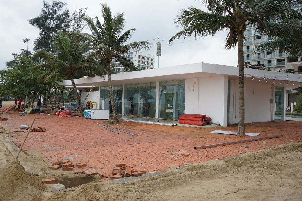 Các quầy bar (hubway) ở biển Sầm Sơn hối hả làm việc ngày đêm để kịp phục vụ du khách trong kỳ nghỉ lễ sắp tới. Ảnh: Quách Du