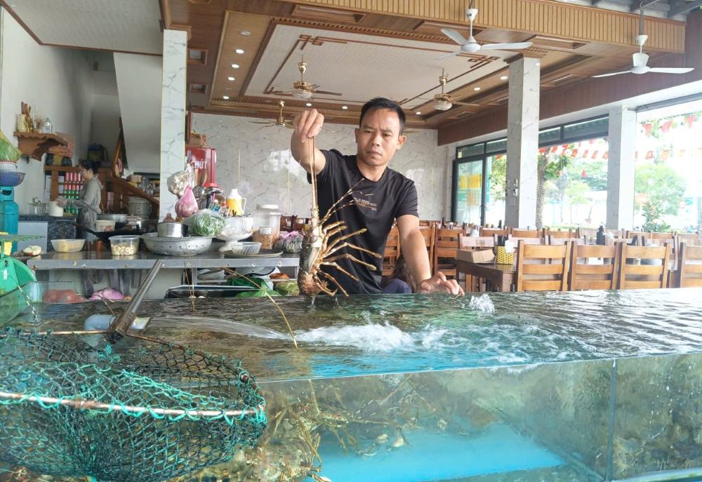 Các nhà hàng tại biển Sầm Sơn hoàn tất mọi công việc, sẵn sàng đón du khách. Ảnh: Quách Du