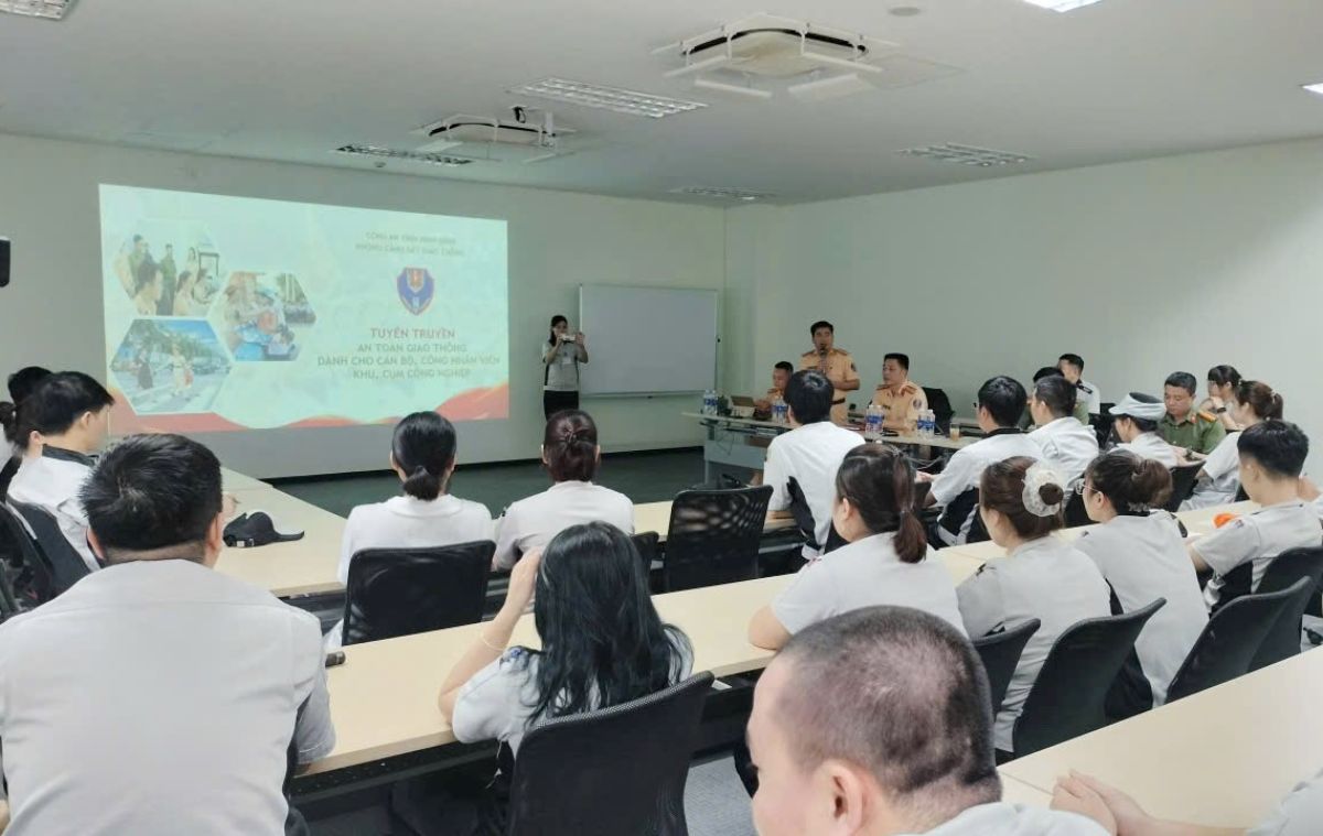 Propagande juridique sur l'ordre et la sécurité de la circulation pour les ouvriers et les travailleurs. Photo: Police de Ninh Binh