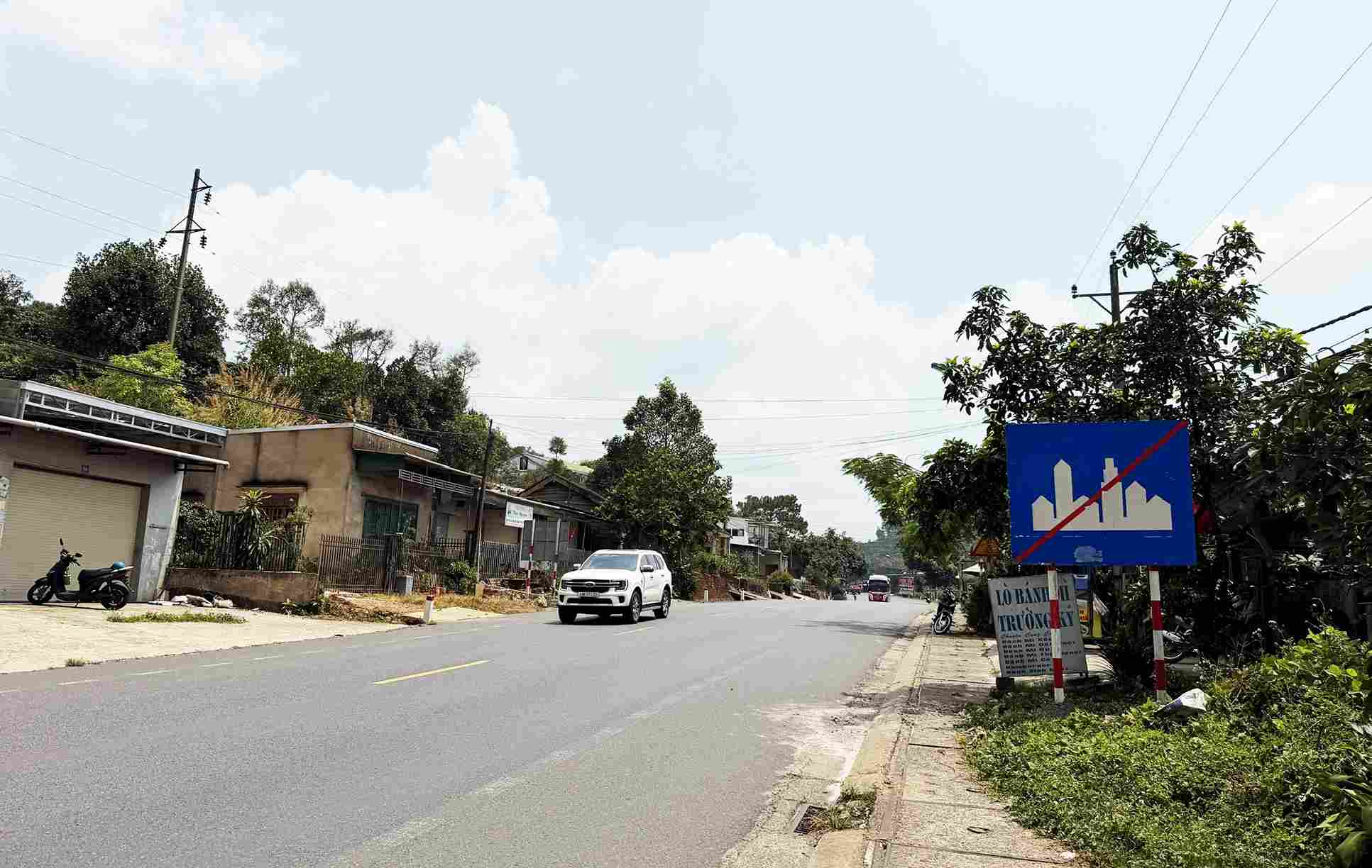 Biển kết thúc khu dân cư tại vị trí mới Km 109+250 trên Quốc lộ 20 theo hướng Lâm Đồng về TP Hồ Chí Minh. Ảnh: Phúc Khánh 