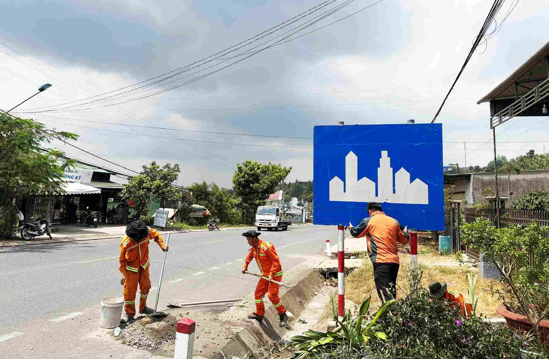 Functional agencies install residential area signs at a new location at Km 109+250 National Highway 20. Photo: Phuc Khanh