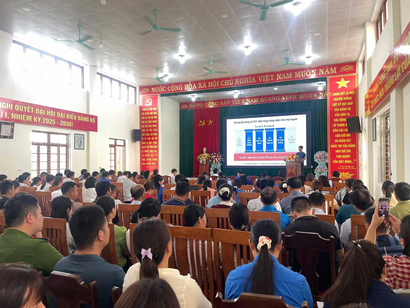 Các lớp tập huấn kỹ năng số thu hút đông đảo người dân tham gia, góp phần lan tỏa phong trào “Bình dân học vụ số” tại cơ sở. Ảnh: CTT tuổi trẻ Lạng sơn