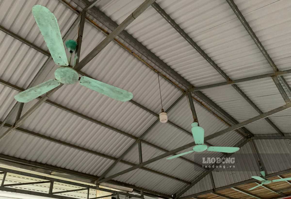 Phía bên trong lắp quạt 