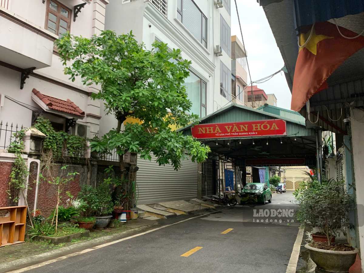 Tran Quang Khai 2 residential group cultural house sets up a frame, above it is a corrugated iron roof right in the middle of the road. Photo: Ha Vi