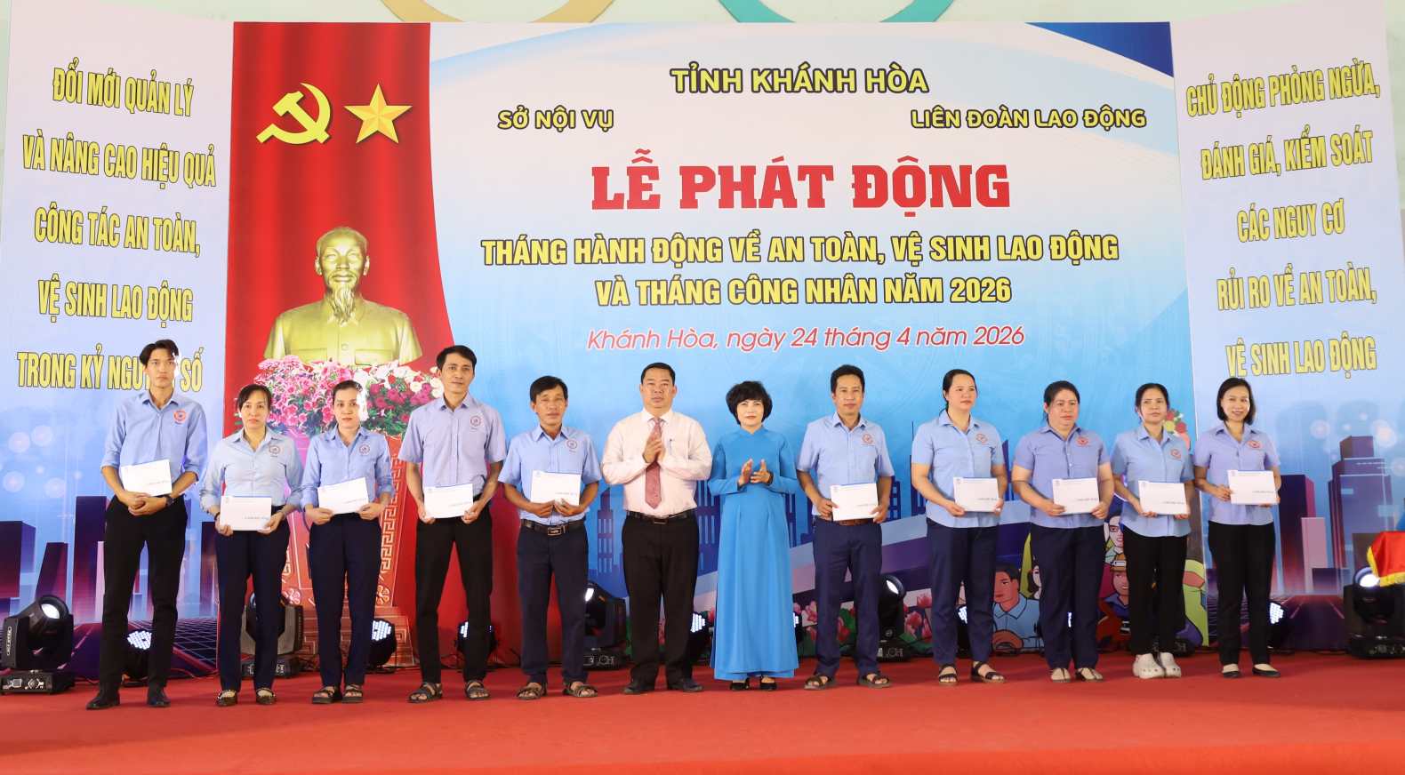 Đoàn viên Khánh Hòa nhận quà hỗ trợ nhân Tháng Công nhân năm 2026 và tháng hành động về an toàn, vệ sinh lao động. Ảnh: Phương Linh