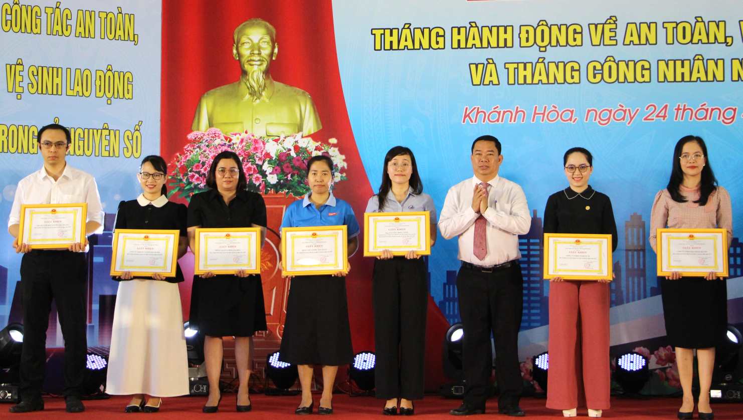 Dịp này, Sở Nội vụ tặng giấy khen cho 20 tập thể, 1 cá nhân có nhiều thành tích trong công tác ATVSLĐ năm 2025. Ảnh: Phương Linh