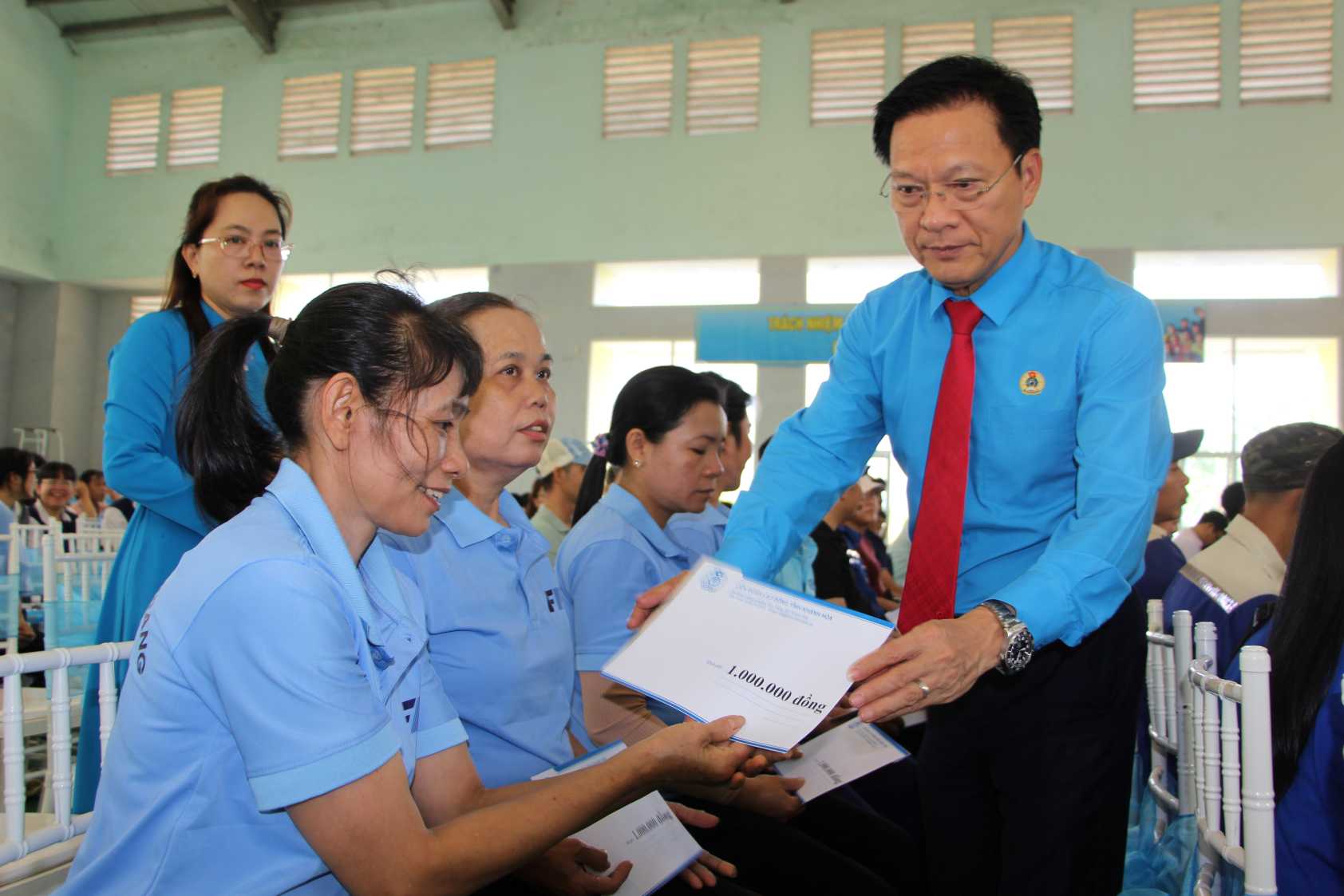 Mr. Phan Thanh Liem - Vice Chairman of the Vietnam Fatherland Front Committee of the province, Chairman of the Khanh Hoa Labor Federation presents gifts to support union members at the launching ceremony of Workers' Month 2026. Photo: Phuong Linh
