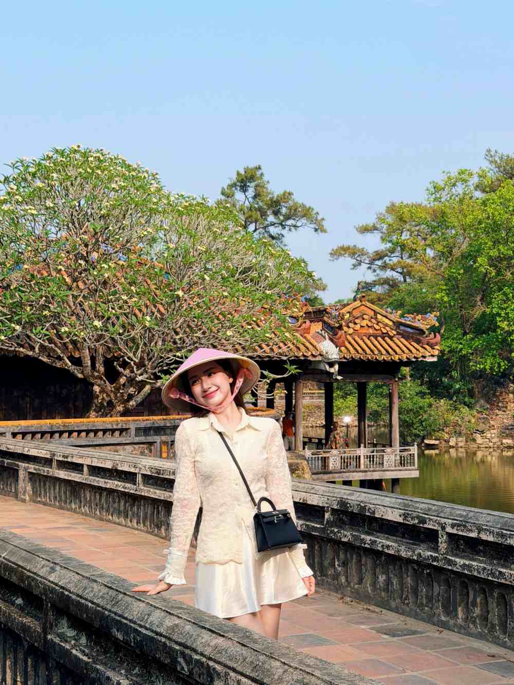 Hòa Minzy du lịch tại Huế cùng bạn trai. Ảnh: NVCC