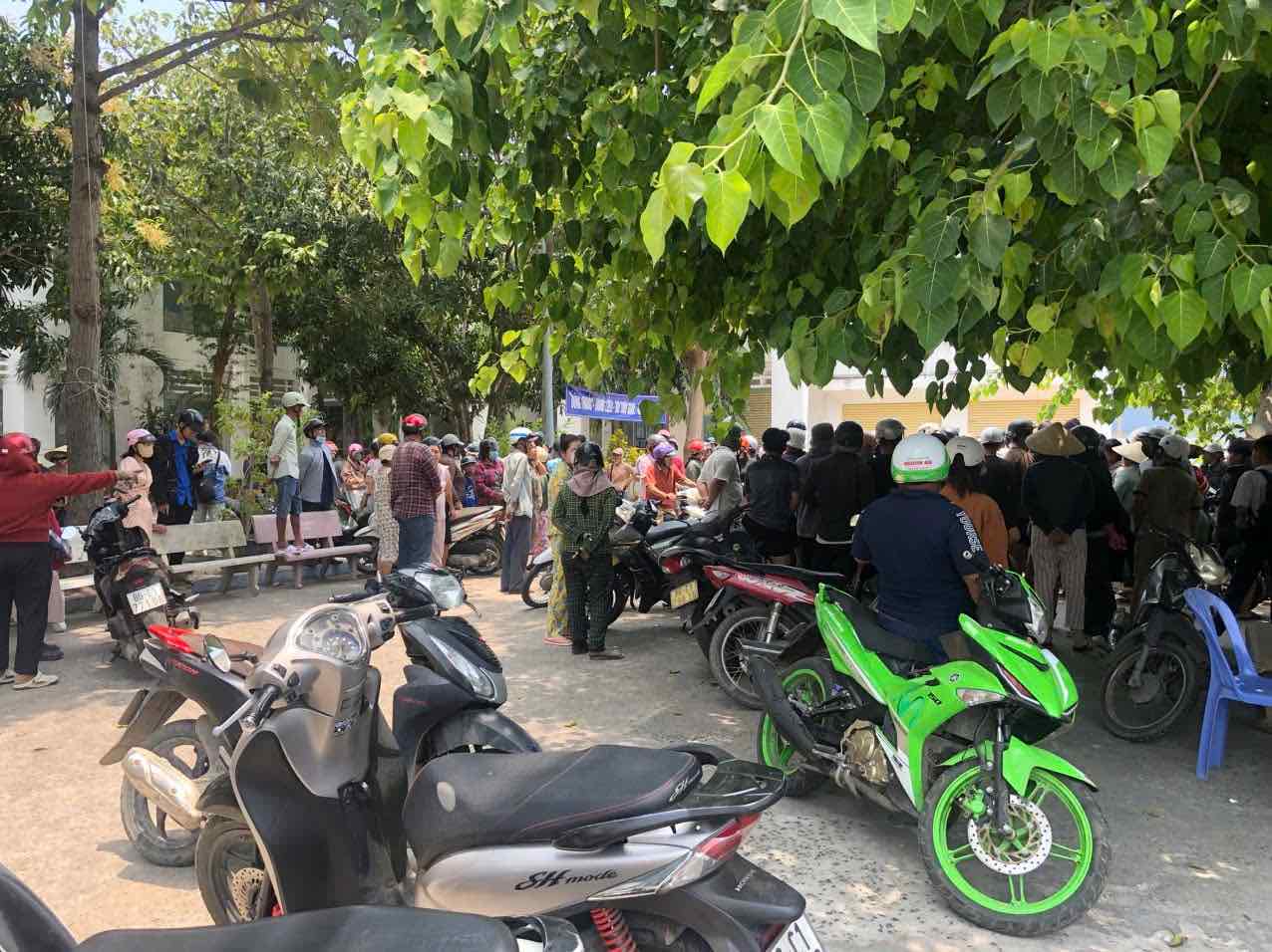 Rất đông người dân đến theo dõi vụ việc. Ảnh: Duy Tuấn 