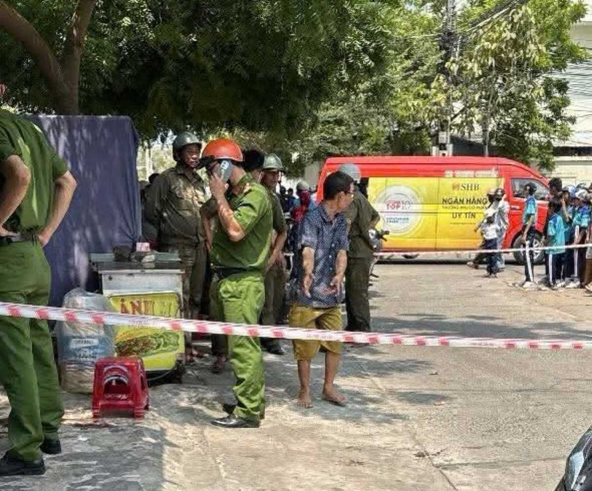 Công an đến hiện trường điều tra vụ án mạng. Ảnh: Duy Tuấn 