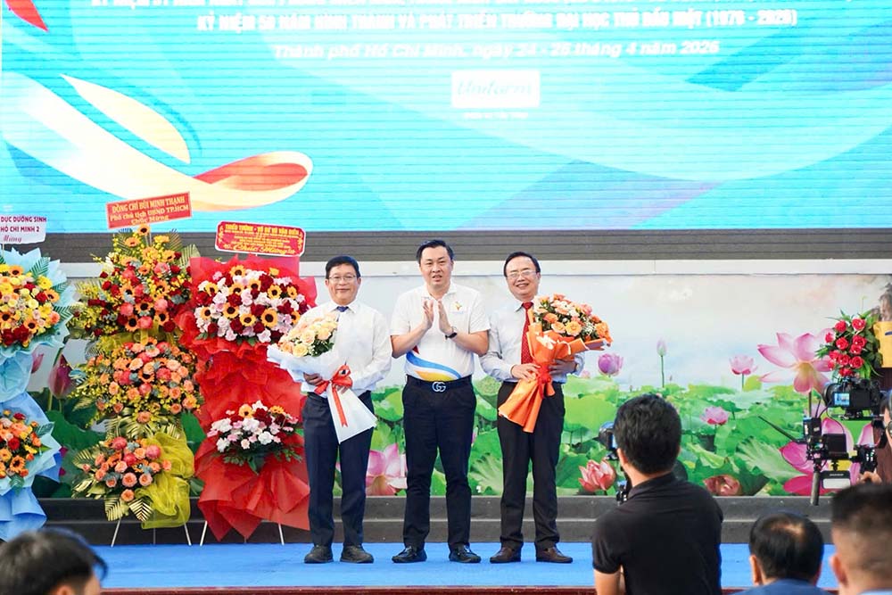 Ông Cao Văn Chóng – Phó Giám đốc Sở Văn hóa và Thể thao TPHCM, Trưởng Ban Tổ chức liên hoan tặng hoa cho Lãnh đạo Trường Đại học Thủ Dầu Một. Ảnh: Sở VHTT TPHCM