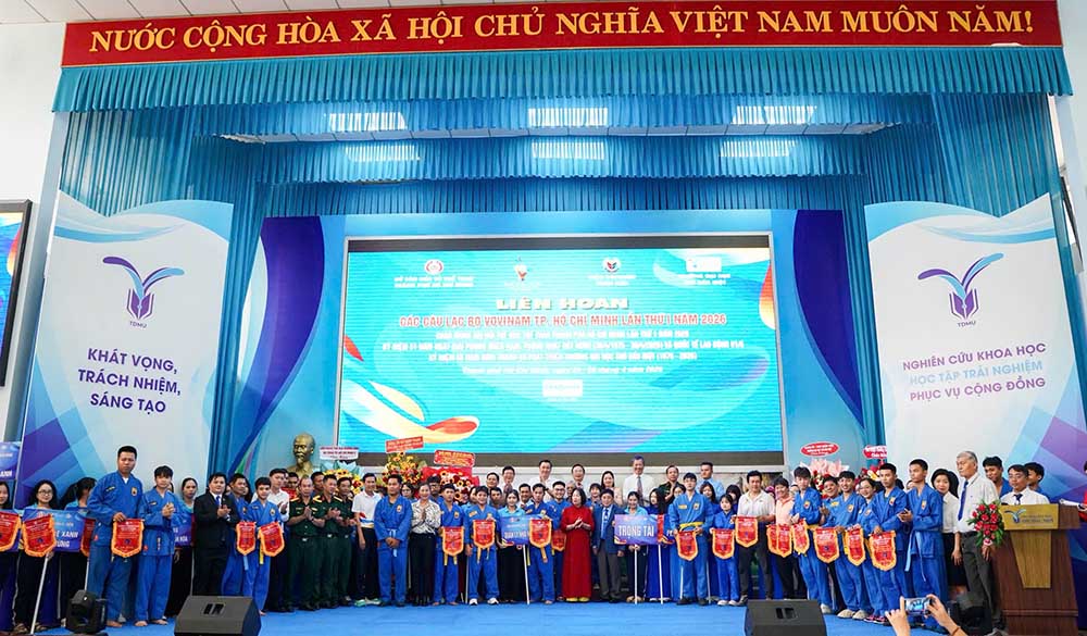 Ban tổ chức tặng Cờ lưu niệm cho các đoàn về tham dự Liên hoan các câu lạc bộ Vovinam TPHCM lần thứ I năm 2026. Ảnh: Sở VHTT TPHCM