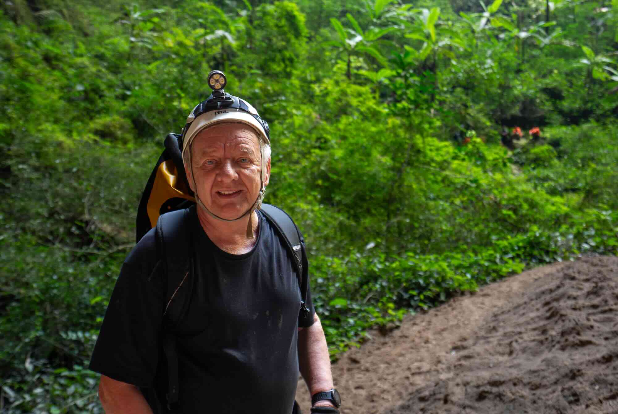 Ông Howard Limbert trong một lần khảo sát hang động. Ảnh: Oxalis Adventure 