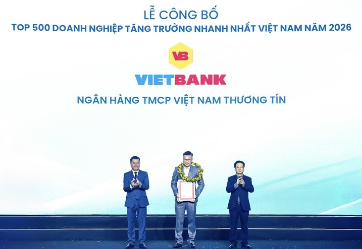 Mr. Le Thanh Quy Ngoc - Acting General Director of Vietbank receives the certificate of Top 500 fastest growing enterprises in Vietnam in 2026. Photo: Source Vietbank