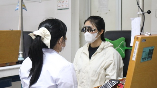 Doctors measure vision to help people get the correct degree, avoiding dizziness when wearing glasses with the wrong degree. Photo: Nguyen Ly