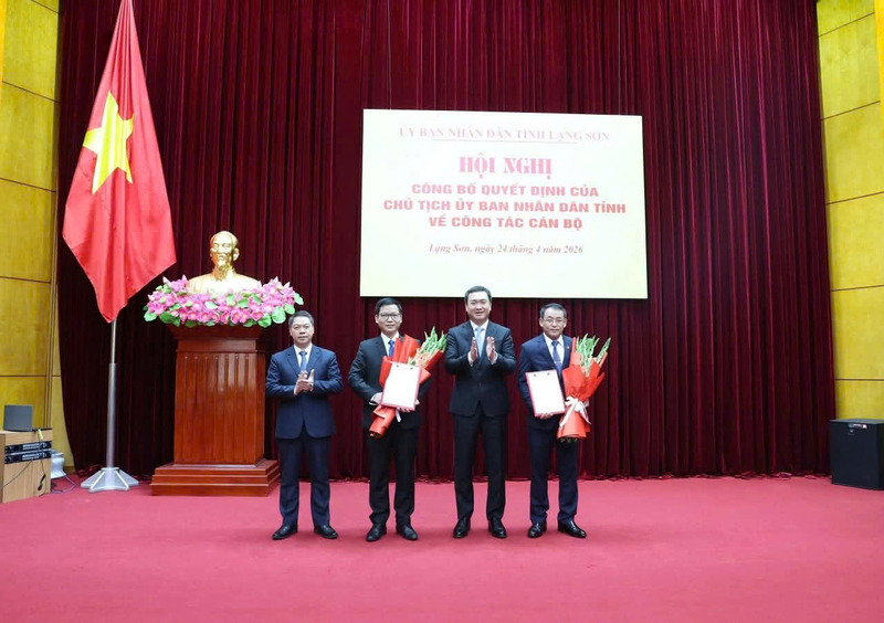 Leaders of the Provincial People's Committee present decisions and flowers to congratulate the appointed officials. Photo: Tuyet Mai