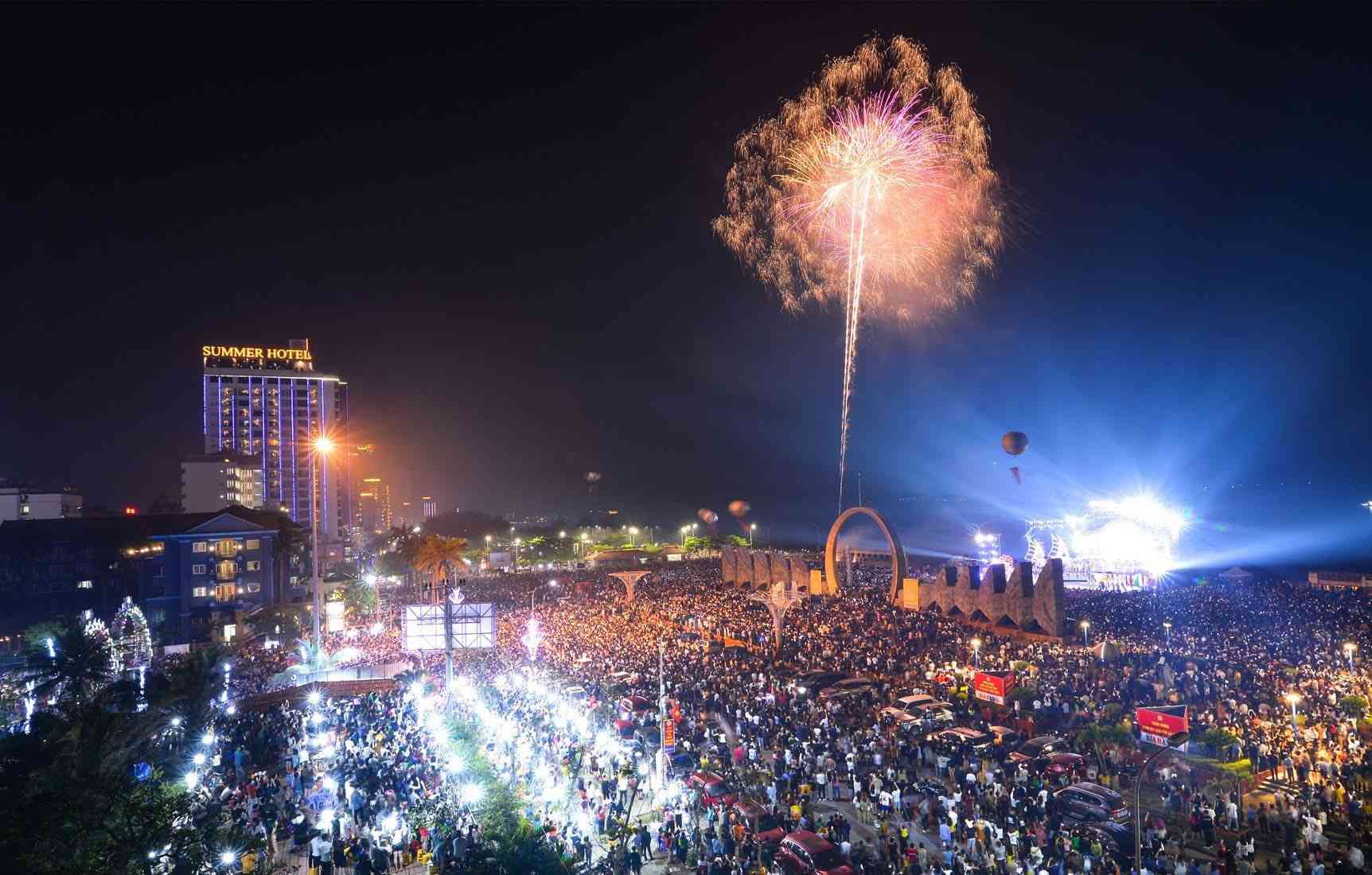 Fireworks display at Cua Lo beach. Photo: Mai Ngan