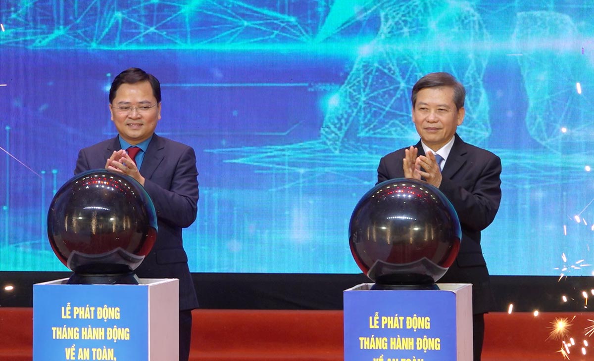 Delegates perform the launching ceremony of the Action Month for Occupational Safety and Health 2026 with the theme "Innovating management and improving the efficiency of occupational safety and health work in the digital age". Photo: Doan Hung