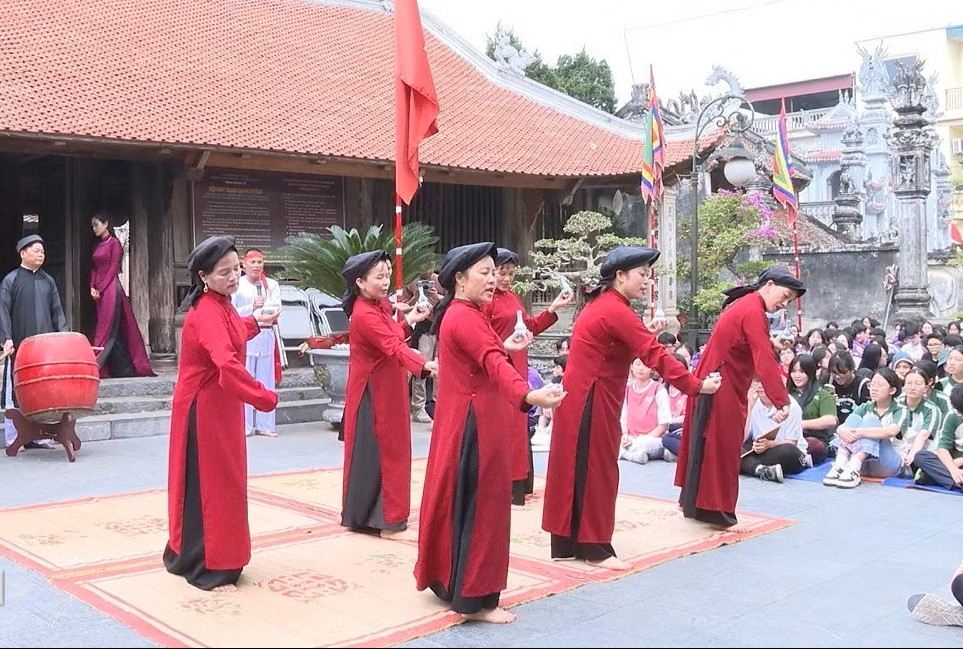 Phu Tho province organizes a series of Xoan singing performances in ancient villages at many locations. Photo: VNA