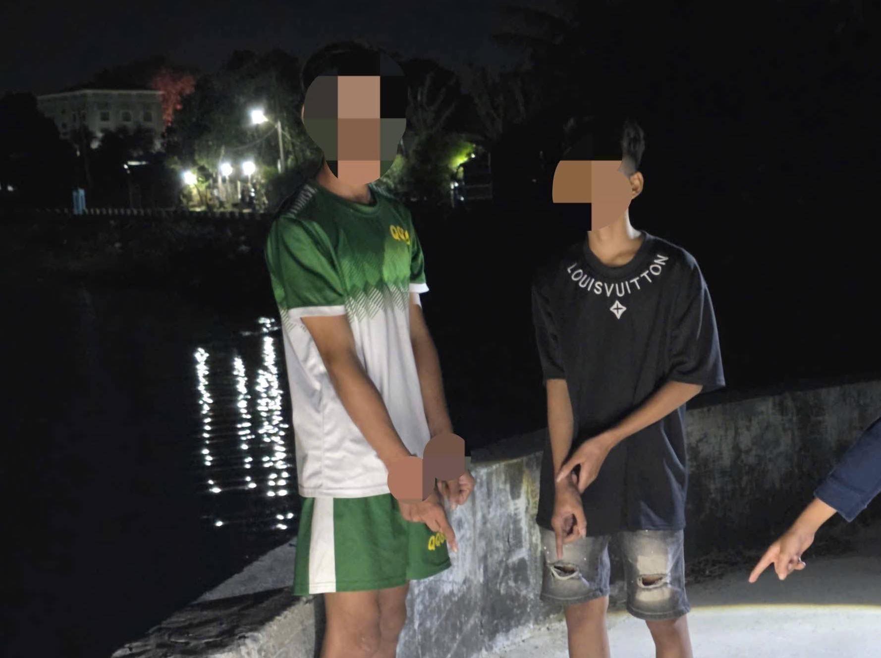Police forces investigate the case of 2 teenagers riding electric bicycles robbing people's property during the day. Photo: Police provided