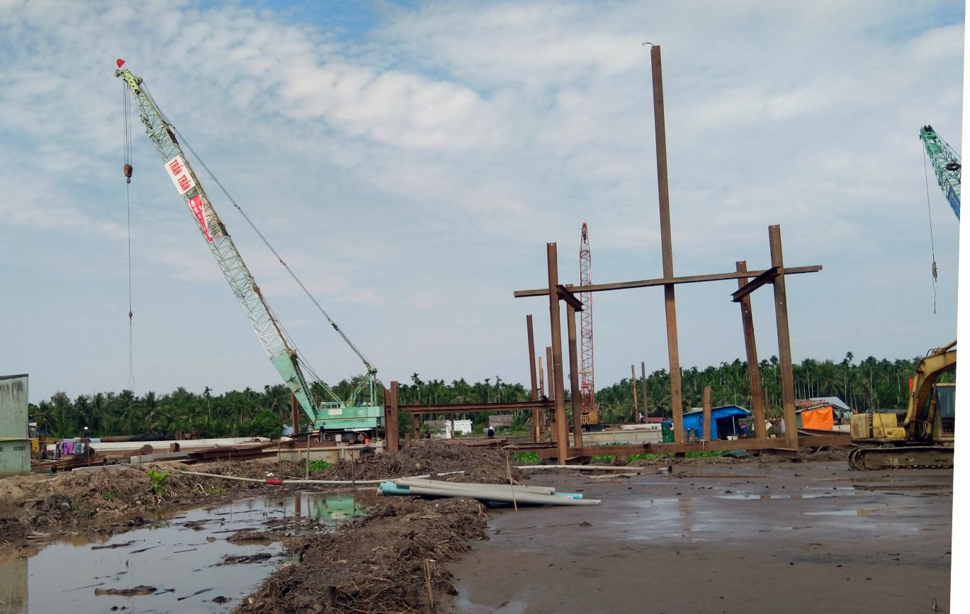 Vấn đề giải phóng mặt bằng và nền đất yếu cũng gây nhiều khó khăn cho công trình giao thông ở tỉnh Đồng Tháp. Ảnh: Thanh Mai