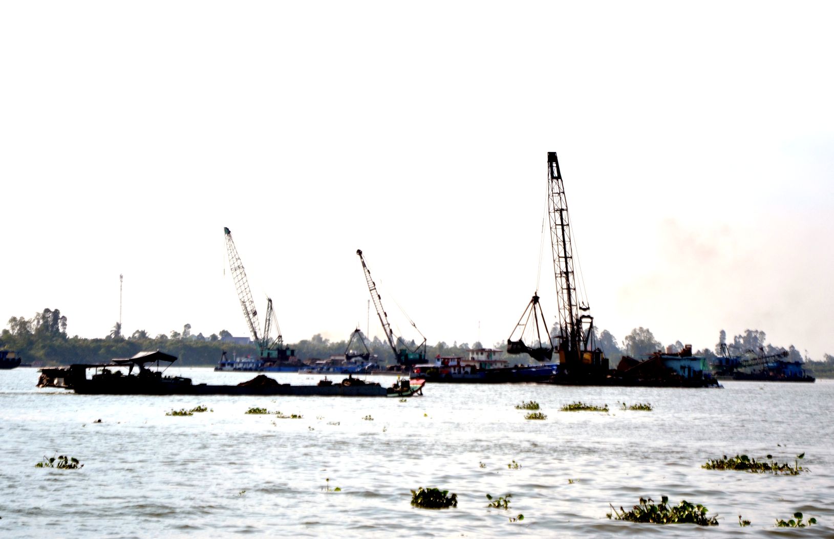 Khai thác cát trên sông Tiền. Ảnh: Thanh Mai