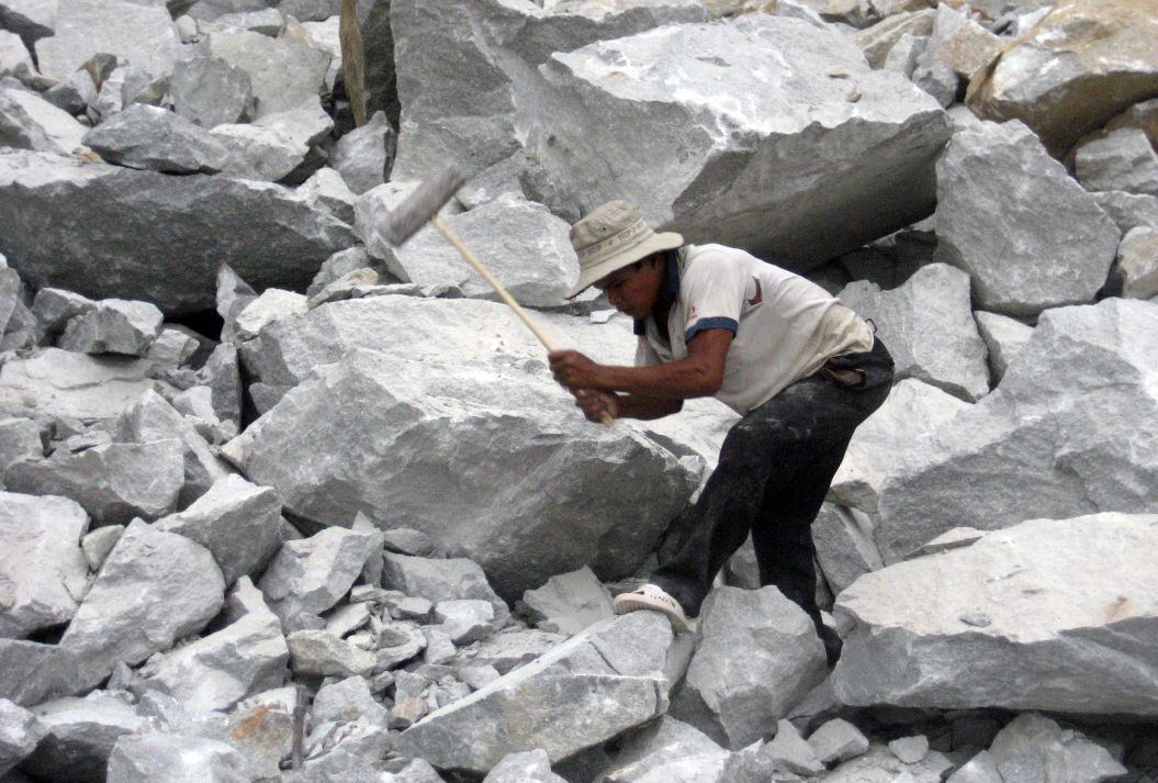 Cùng với cát, việc khan hiếm vật liệu đá đang dồn đầy nhiều công trình giao thông tỉnh Đồng Tháp vào thế khó. Ảnh: Thanh Mai  