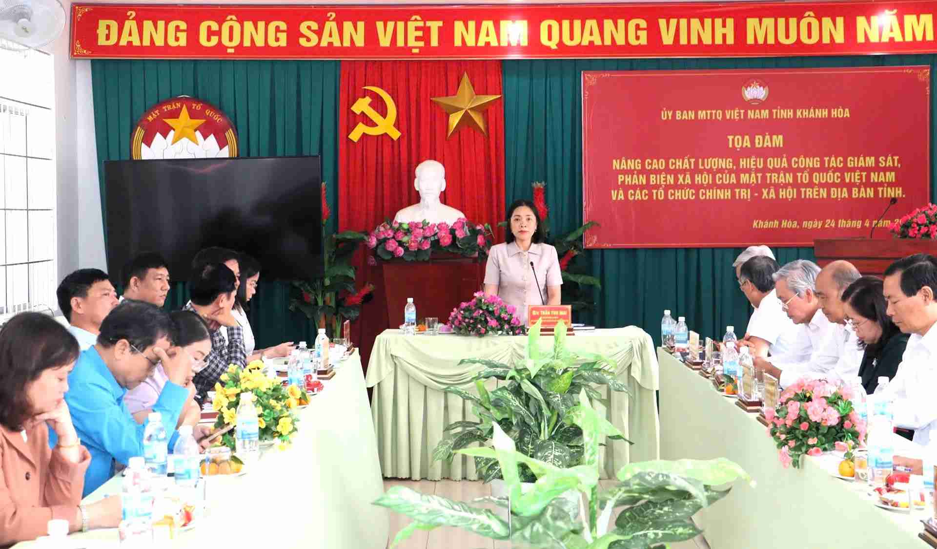 Images at the seminar to improve the quality of social supervision and criticism of the Fatherland Front. Photo: Nha Trang