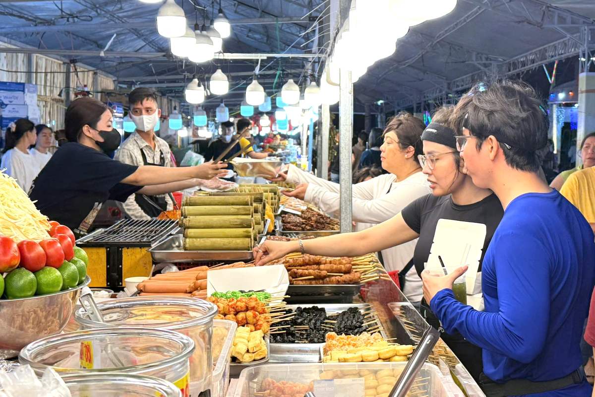 Người dân, du khách tìm mua những món ăn yêu thích tại lễ hội ẩm thực. Ảnh: Thành An